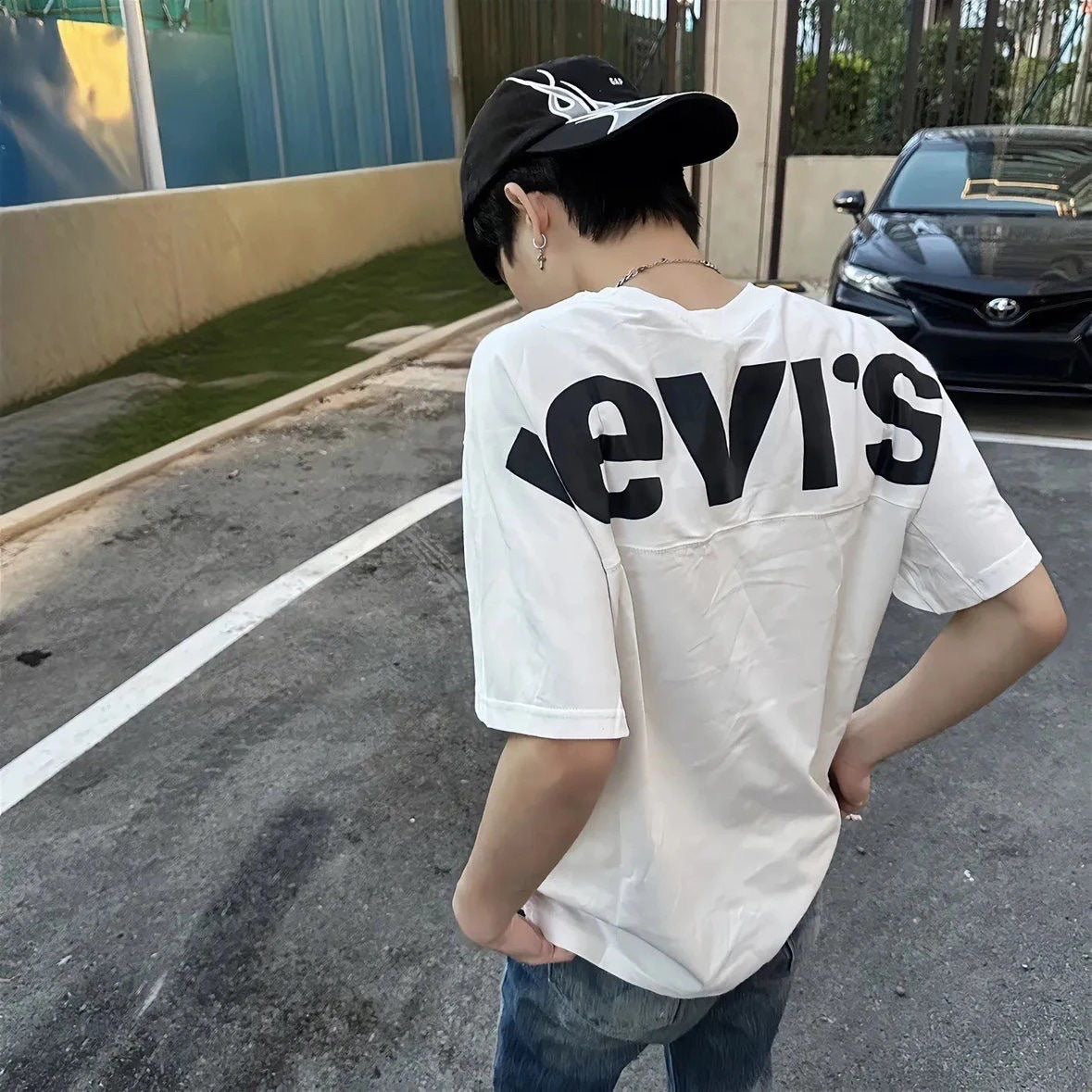 Levi's Men's White Short Sleeve Crewneck T-Shirt with Black Batwing Logo
